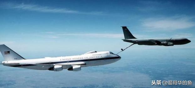 很多人好奇飛機(jī)在空中是怎么加油的，聊聊空中加油細(xì)節(jié)