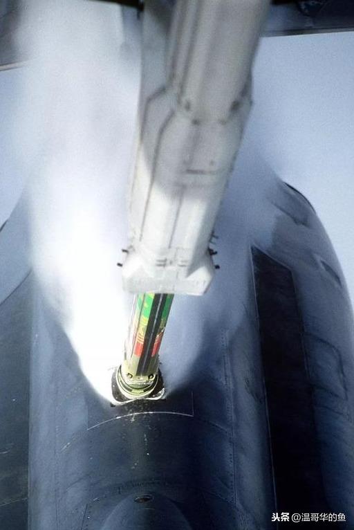 很多人好奇飛機(jī)在空中是怎么加油的，聊聊空中加油細(xì)節(jié)