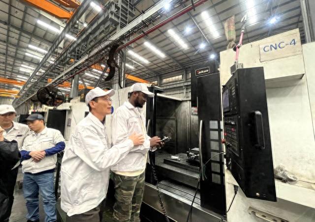 近距離體驗(yàn)中國(guó)智能制造！廣東機(jī)電職院組織來(lái)華留學(xué)生開展“感知中國(guó)”社會(huì)實(shí)踐