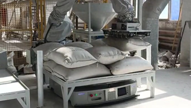 還在擔(dān)心貨物掉落？AGV搬運(yùn)車用穩(wěn)穩(wěn)一招，讓你高枕無(wú)憂！