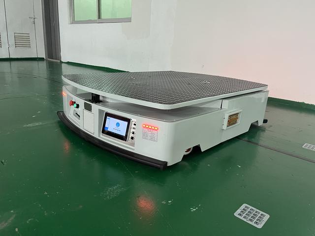 AGV搬運(yùn)車VS傳統(tǒng)搬運(yùn)？誰(shuí)才是搬運(yùn)界的真王者？