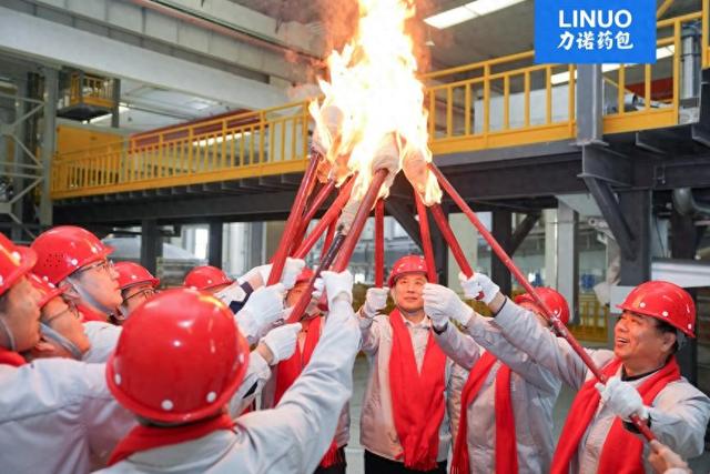 智能制造 再創(chuàng)新篇｜力諾藥包“輕量藥用模制玻璃瓶（Ⅰ類）產(chǎn)業(yè)化項目”首臺窯爐成功點火