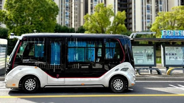 雷軍兩會(huì)建議加速落地，自動(dòng)駕駛迎來新機(jī)遇