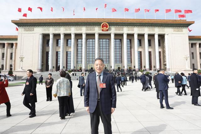 AI濫用亂象何時(shí)休？全國人大代表李世亮：期待AI全面系統(tǒng)性法案出臺