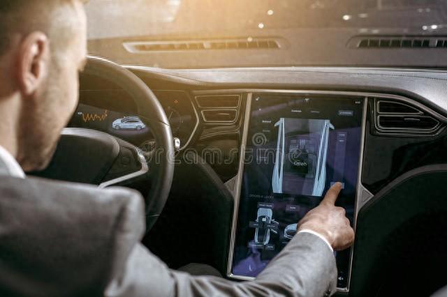 智能駕駛卷瘋了！華為、蔚來、小鵬自動駕駛實(shí)測PK，誰更強(qiáng)？